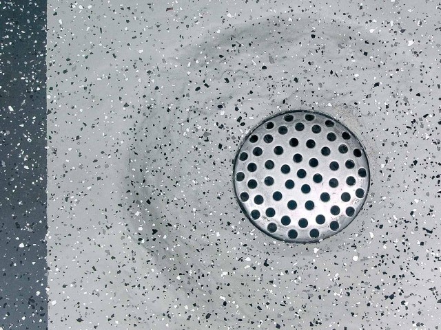 Detailabdichtung eines Abflusses auf Balkon