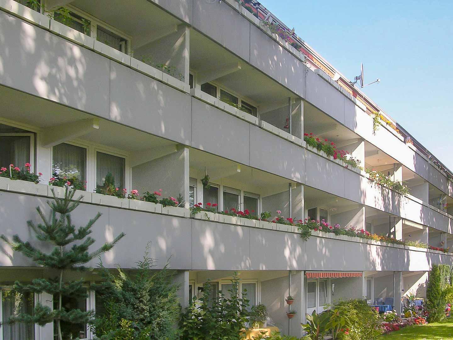 Balkonanlage eines Wohngebäudes von außen.