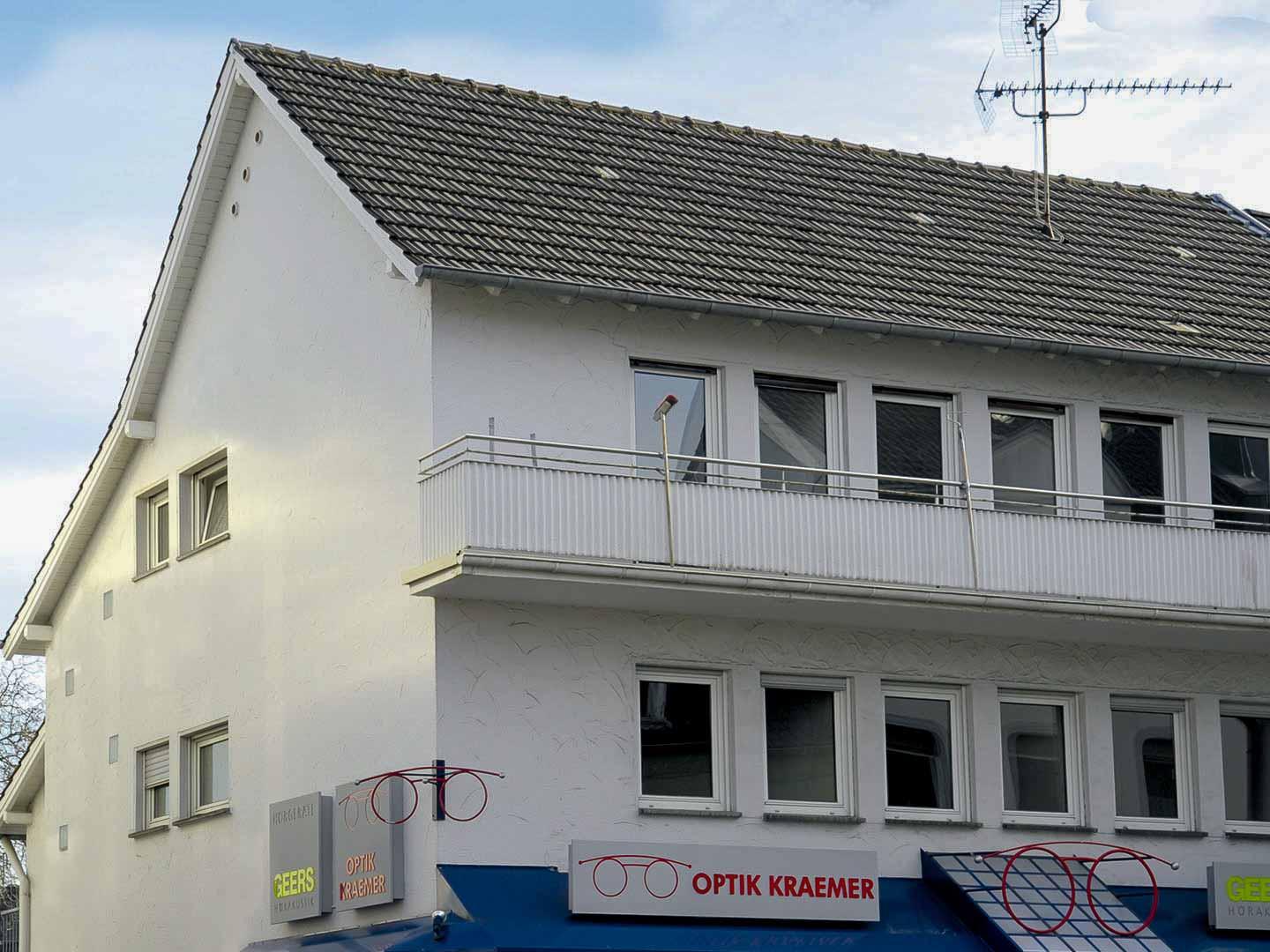 Balkonanlage eines Wohngebäudes von außen.