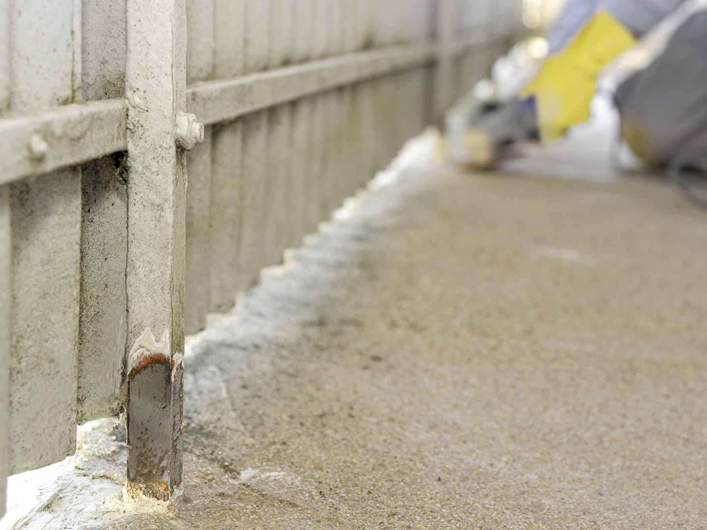 Geländerstütze eines Balkons während der Sanierung.