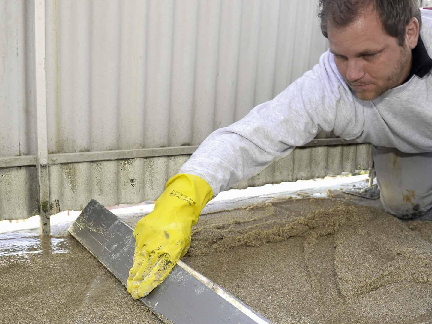 Bild eines Verarbeiters während einer Balkonsanierung.