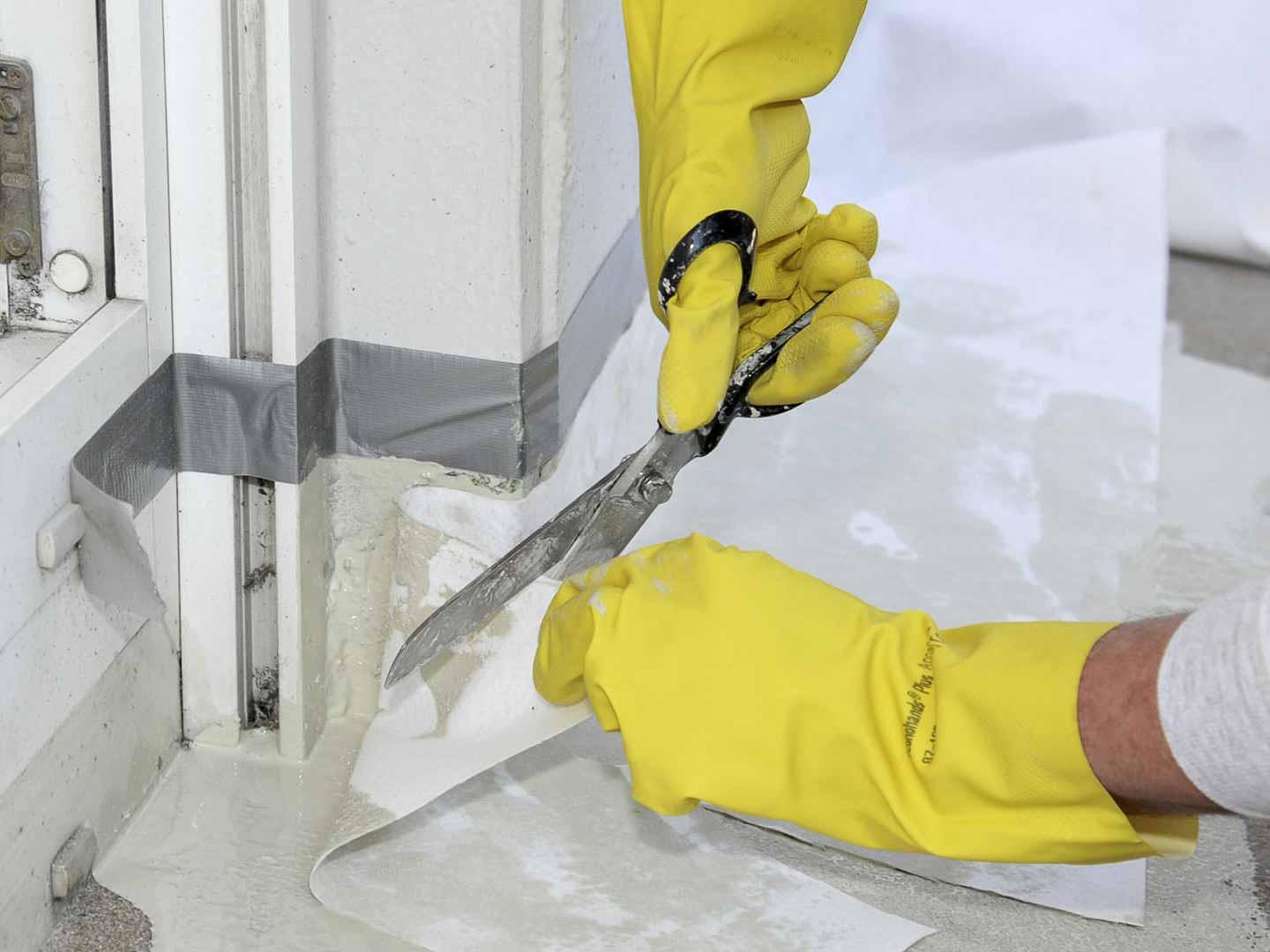 Zuschneiden des Vließ für die zu sanierende Aufkantung.