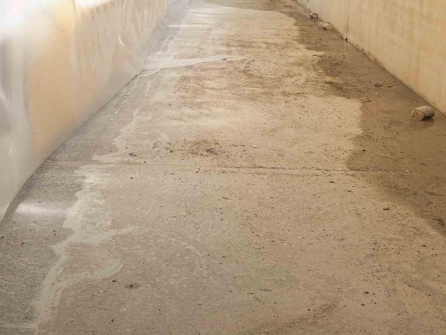 Geschliffener Untergrund für nachfolgenden Flüssigkunststoff