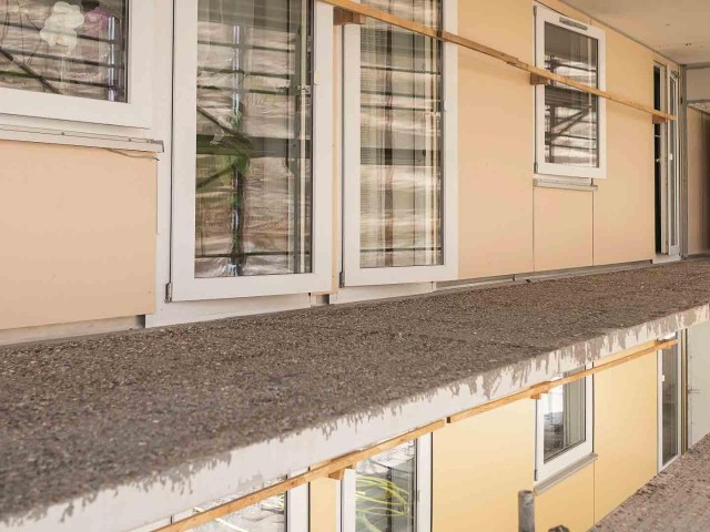 Grundierte Balkone ohne Geländerstützen während der Sanierung