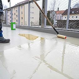 Ein Fachverarbeiter appliziert das WestWood Tack-Harz