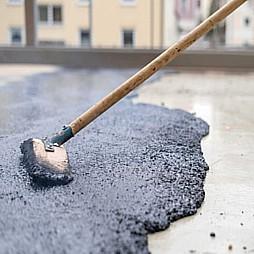 Gussasphalt wird auf die Tack-Harz Schicht aufgetragen