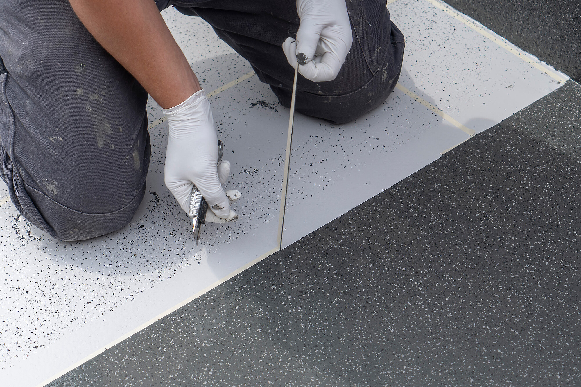 Abziehen des Kreppbandes für Fliesenoptik