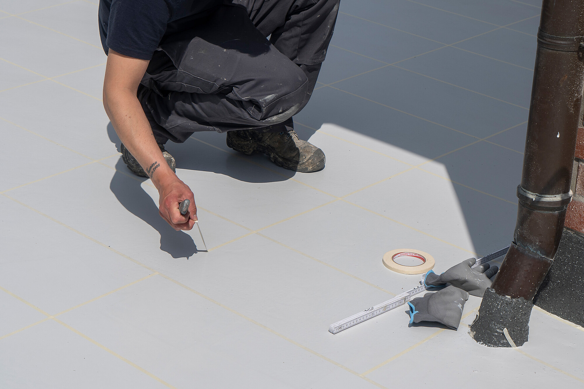 Maßgenaues vorbereiten des Kreppbandes für spätere Fugen