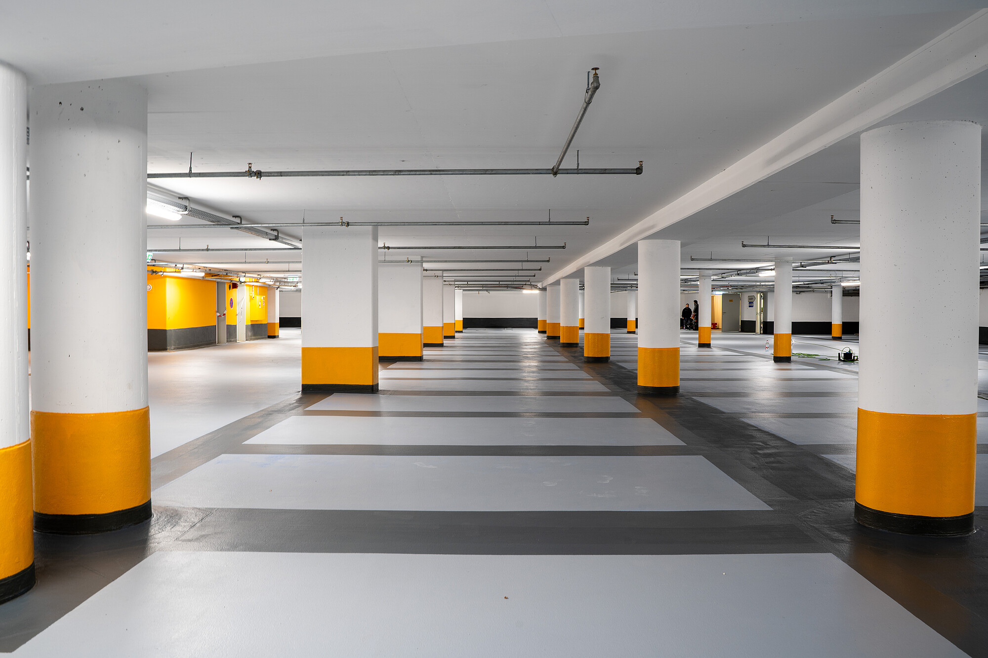 Stellplätze eines neu sanierten und leeren Parkhauses