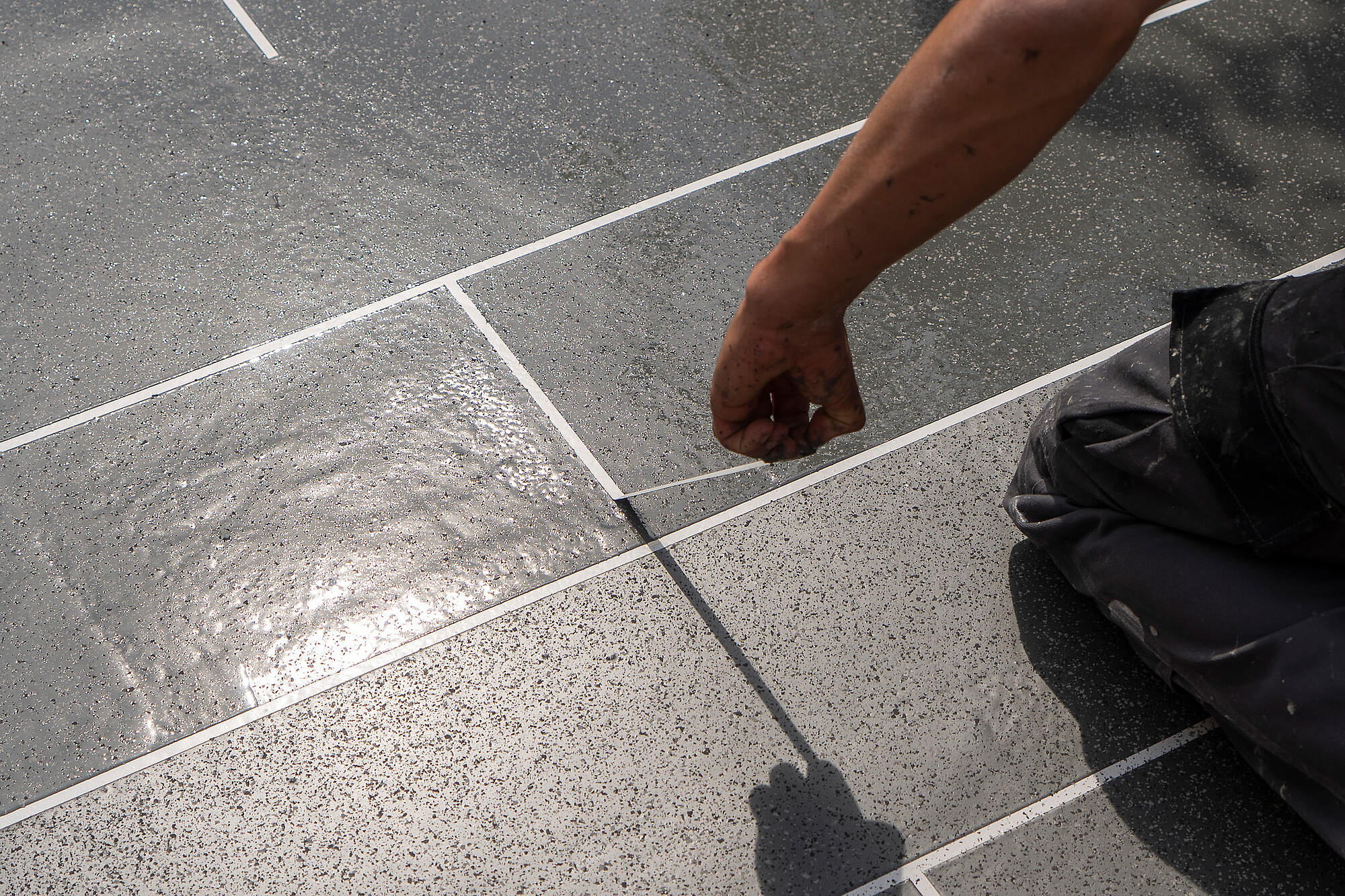 Abziehen des Kreppbandes für spätere Fliesenoptik