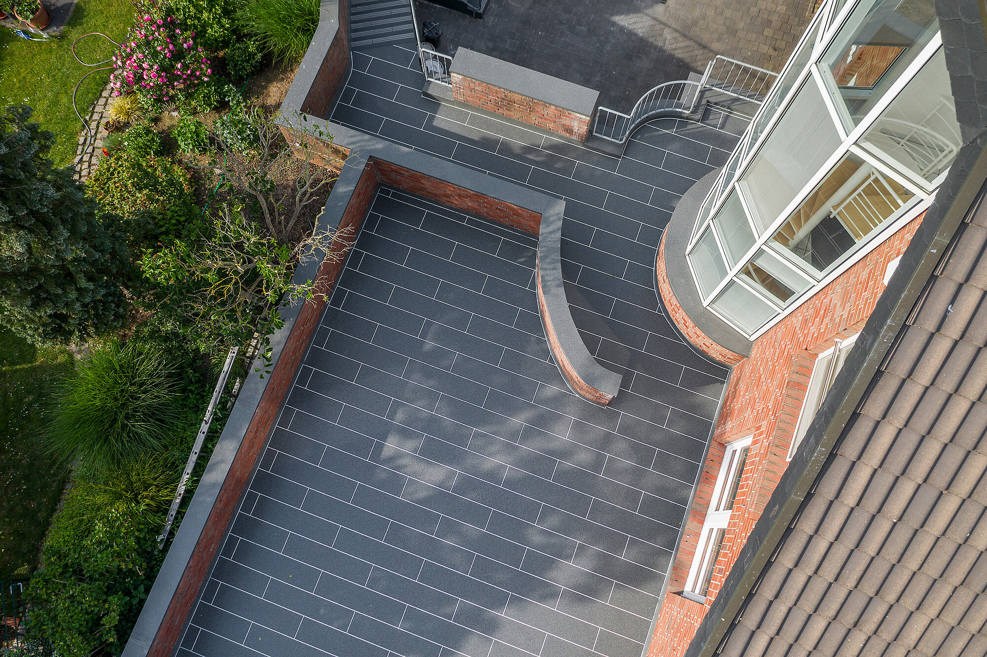 Drohnenbild einer fertigen Terrasse in Fliesenoptik.