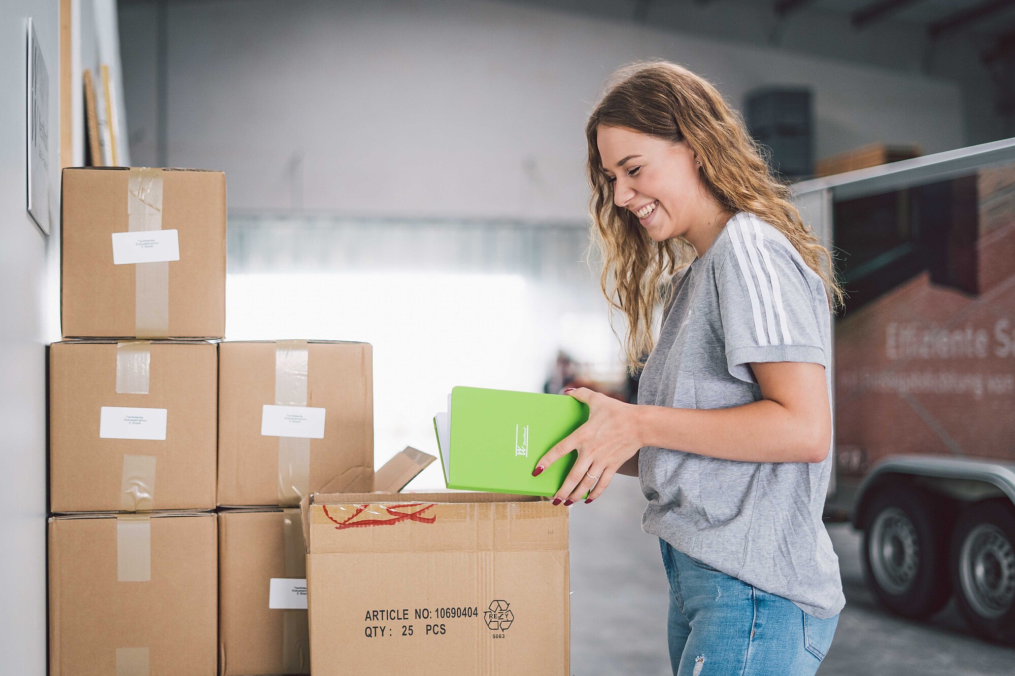 Auszubildende bei der Inventur von Werbemitteln.